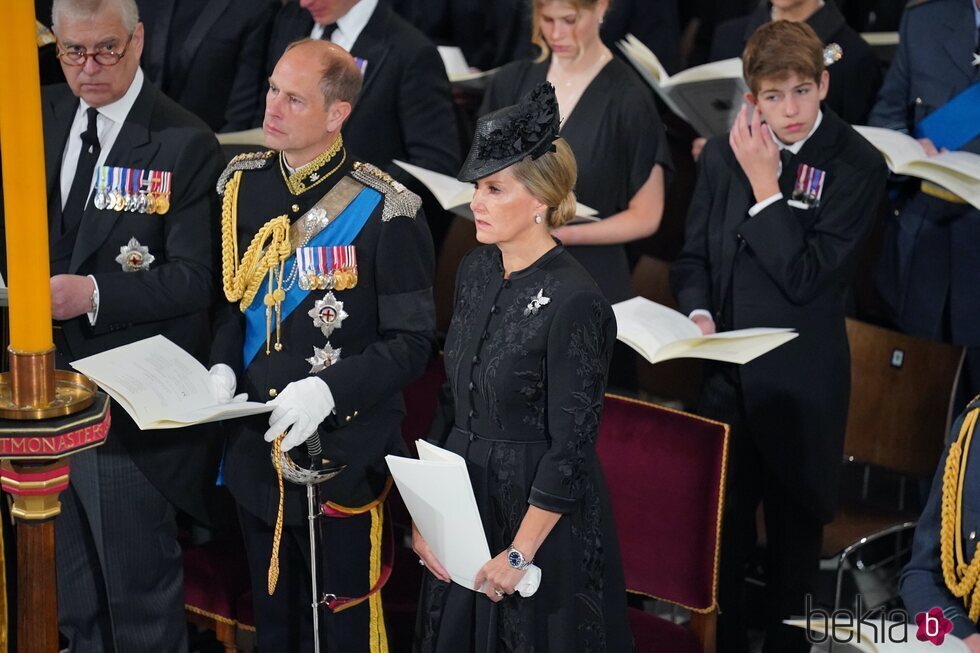 El Príncipe Eduardo, la Condesa de Wessex y sus hijos, Lady Louise y James en el funeral de Isabel II