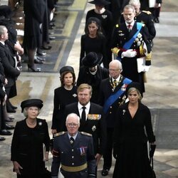 Beatriz, Guillermo y Máxima de Holanda, Carlos Gustavo y Silvia de Suecia y Margarita de Dinamarca en el funeral de Isabel II