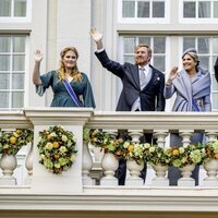 Amalia de Holanda en el Prinsjesdag con sus padres y sus tíos saludando