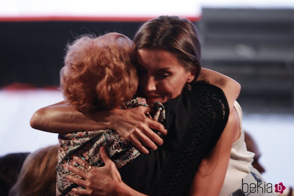 La Reina Letizia abrazando a Marujita, de la Fundación Grandes Amigos, que lucha contra la soledad