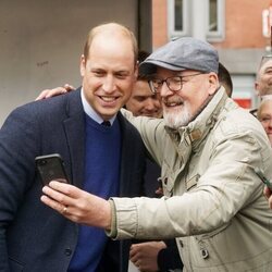 El Príncipe Guillermo se hace un selfie con un hombre en su primera visita a Irlanda del Norte como Príncipe de Gales