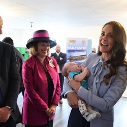 Kate Middleton sostiene a un bebé en presencia del Príncipe Guillermo en su primera visita a Irlanda del Norte como Príncipes de Gales