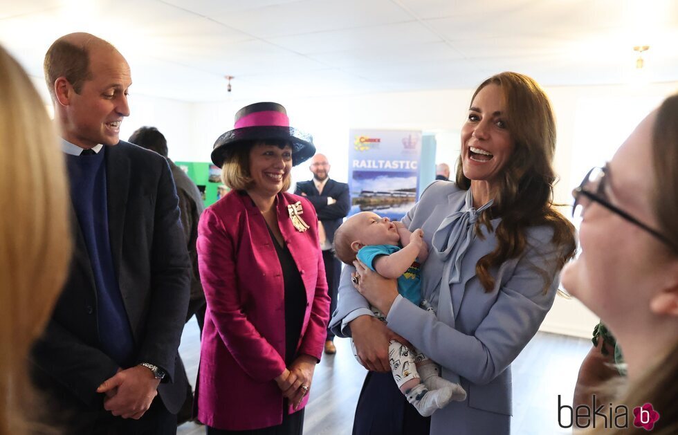 Kate Middleton sostiene a un bebé en presencia del Príncipe Guillermo en su primera visita a Irlanda del Norte como Príncipes de Gales