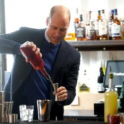 El Príncipe Guillermo preparando un cóctel en su primera visita a Irlanda del Norte como Príncipe de Gales