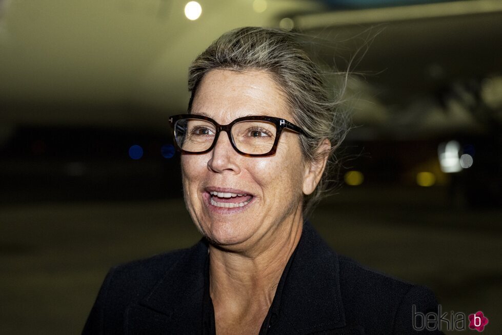 Máxima de Holanda, sin ápice de maquillaje llegando a Tanzania