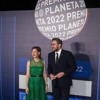 Eva García Sáenz de Urturi y Máximo Huerta en el Premio Planeta 2022