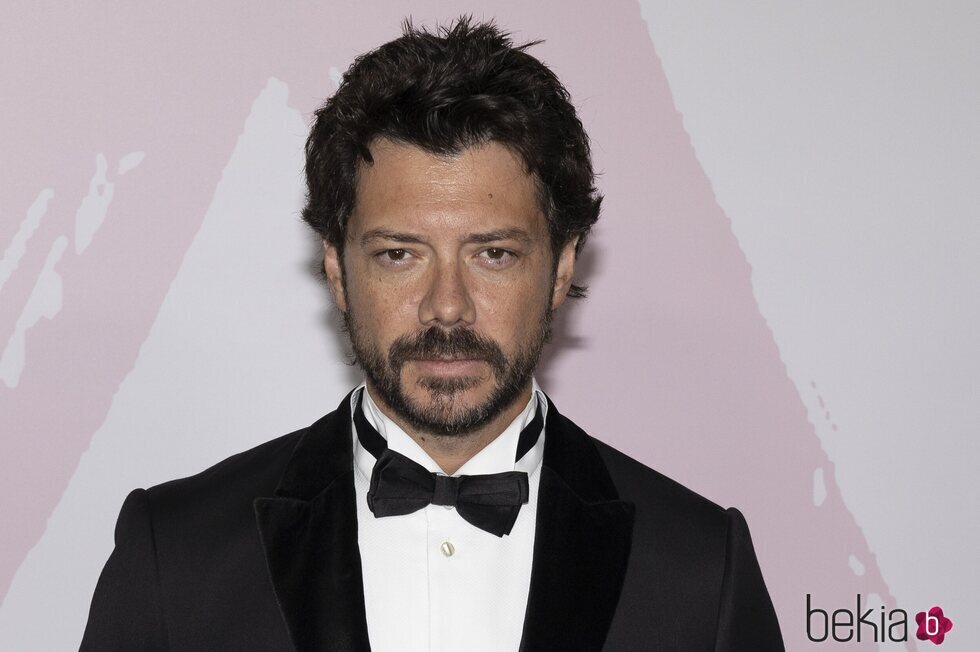 Álvaro Morte en la gala solidaria 'Cancer Ball' organizada por Elle