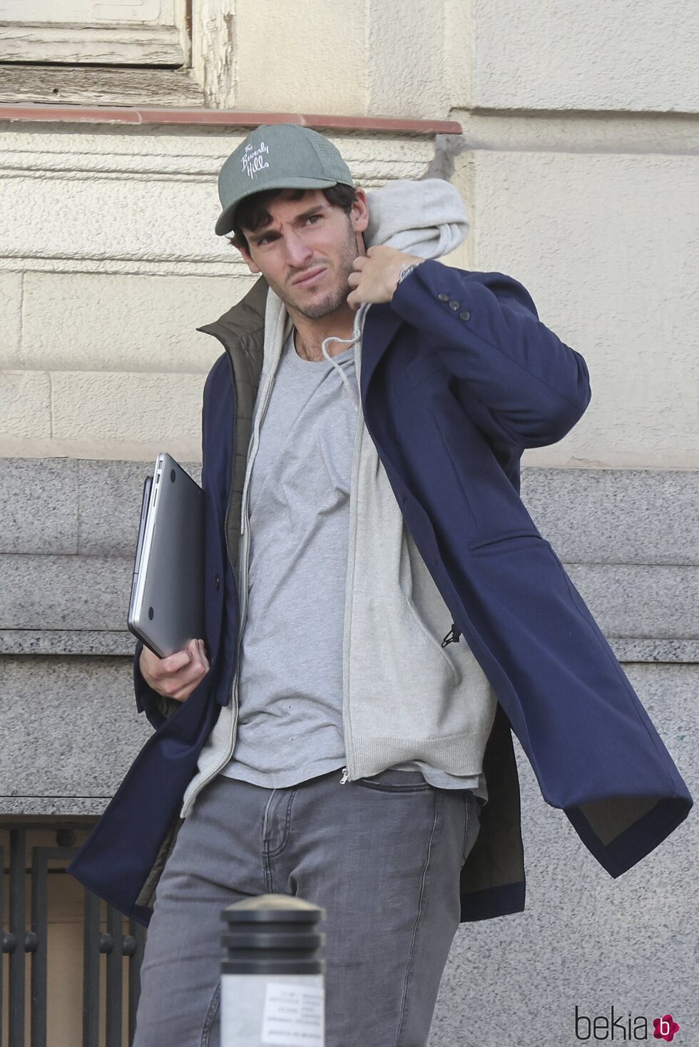 Íñigo Onieva dando un paseo por Madrid