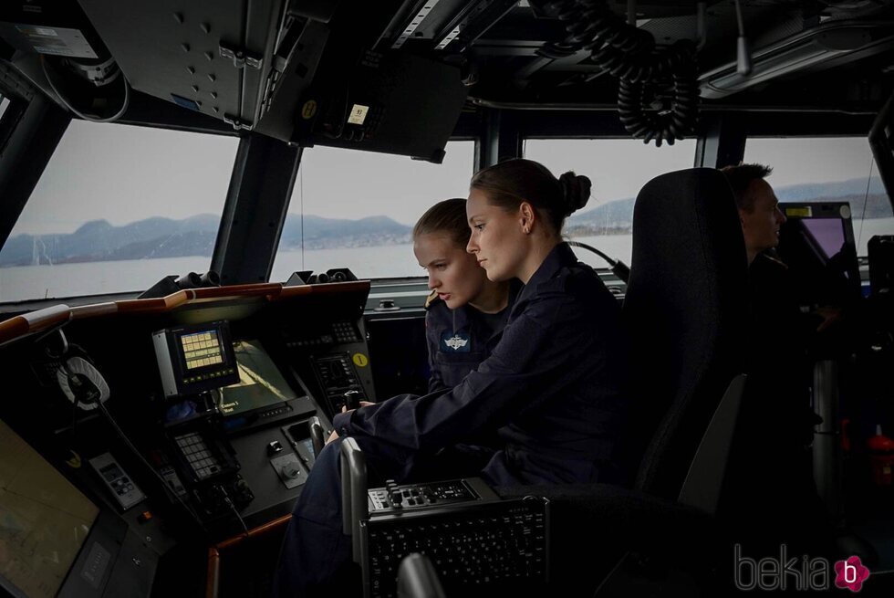 Ingrid Alexandra de Noruega recibe explicaciones durante su visita a la Armada Noruega