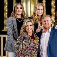 Los Reyes Guillermo Alejandro y Máxima de Holanda posan con sus hijas Amalia, Alexia y Ariane en una exposición en la Nieuwe Kerk