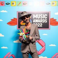 Leiva con su premio de Los 40 Music Awards 2022