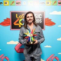 Juanes con su premio de Los 40 Music Awards 2022