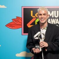 Marc Seguí con su premio de Los 40 Music Awards 2022