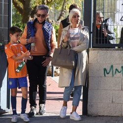 José Ortega Cano y Ana María Aldón junto a su hijo saliendo de un partido de fútbol