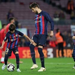 Gerard Piqué jugando al fútbol con sus hijos Milan y Sasha en su último partido con el Barça