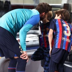 Gerard Piqué besando a sus hijos Milan y Sasha en su último partido con el Barça