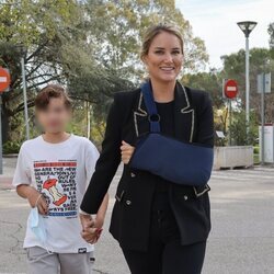 Alba Carrillo con el brazo en cabestrillo y su hijo