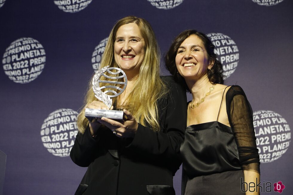 Luz Gabás y Cristina Campos, ganadora y finalista del Premio Planeta 2022