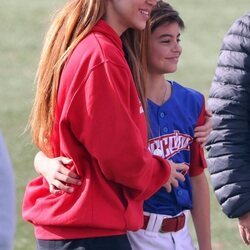 Shakira con su hijo Milan en un partido de Beisbol en Barcelona