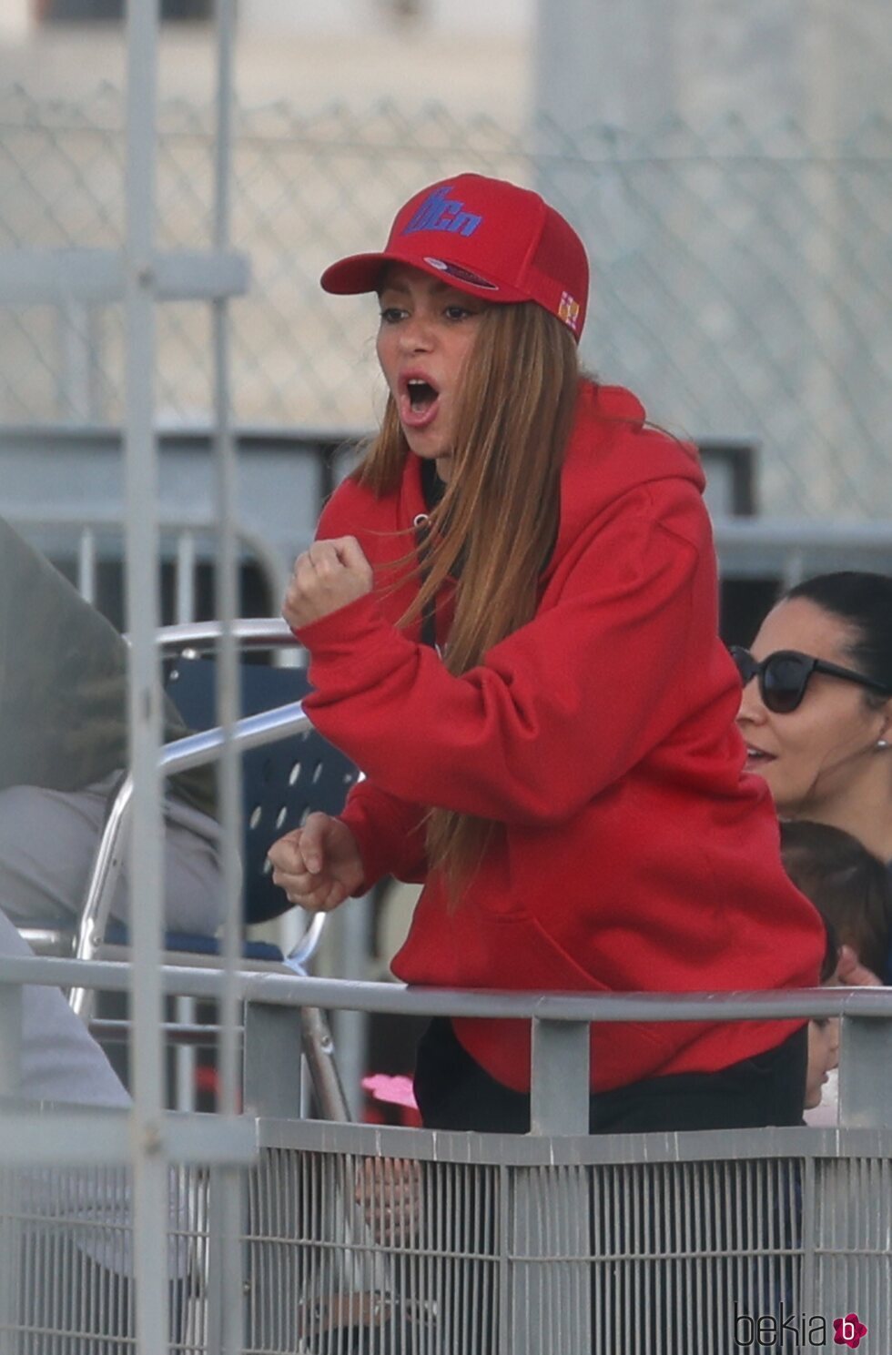 Shakira animando a su hijo Milán en un partido de beisbol