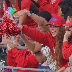 Shakira, la mayor animadora de su hijo Milán en un partido de beisbol