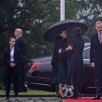 La Reina Letizia y Sanja Music se saludan en presencia del Rey Felipe y Zoran Milanovic al comienzo de la visita de los Reyes a Croacia
