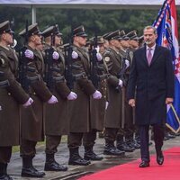 El Rey Felipe VI y el Presidente de Croacia pasando revistas a las tropas al comienzo de la visita oficial de los Reyes a Croacia
