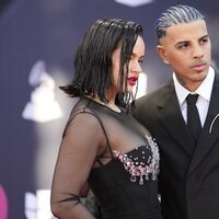 Rosalía y Rauw Alejandro en la alfombra roja de los Latin Grammy 2022