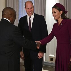 El Presidente de Sudáfrica saluda al Príncipe Guillermo y Kate Middleton en la primera Visita de Estado del reinado de Carlos III