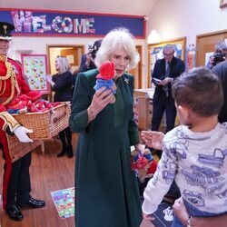 La Reina Camilla entrega un osito Paddington a un niño
