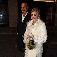 Ana Rosa Quintana y su marido llegando a la fiesta de Navidad 2022 de Unicorn