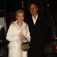 Ana Rosa Quintana y su marido en la fiesta de Navidad 2022 de Unicorn