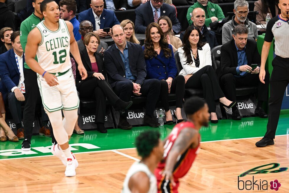El Príncipe Guillermo y Kate Middleton viendo un partido de la NBA entre los Boston Celtics y los Miami Heat