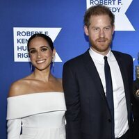 El Príncipe Harry y Meghan Markle posando en la gala Robert F. Kennedy Human Rights Ripple of Hope 2022 en Nueva York
