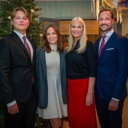Haakon y Mette-Marit de Noruega y sus hijos Ingrid Alexandra y Sverre Magnus en su posado navideño 2022