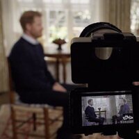 El Príncipe Harry y Tom Bradby en un momento de la entrevista para ITV por el libro 'En la sombra'