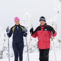 Carlos Gustavo de Suecia y su hija Victoria de Suecia esquiando juntos en Sälen tras una conferencia