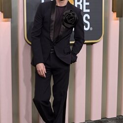 Eddie Redmayne en la alfombra roja de los Globos de Oro 2023