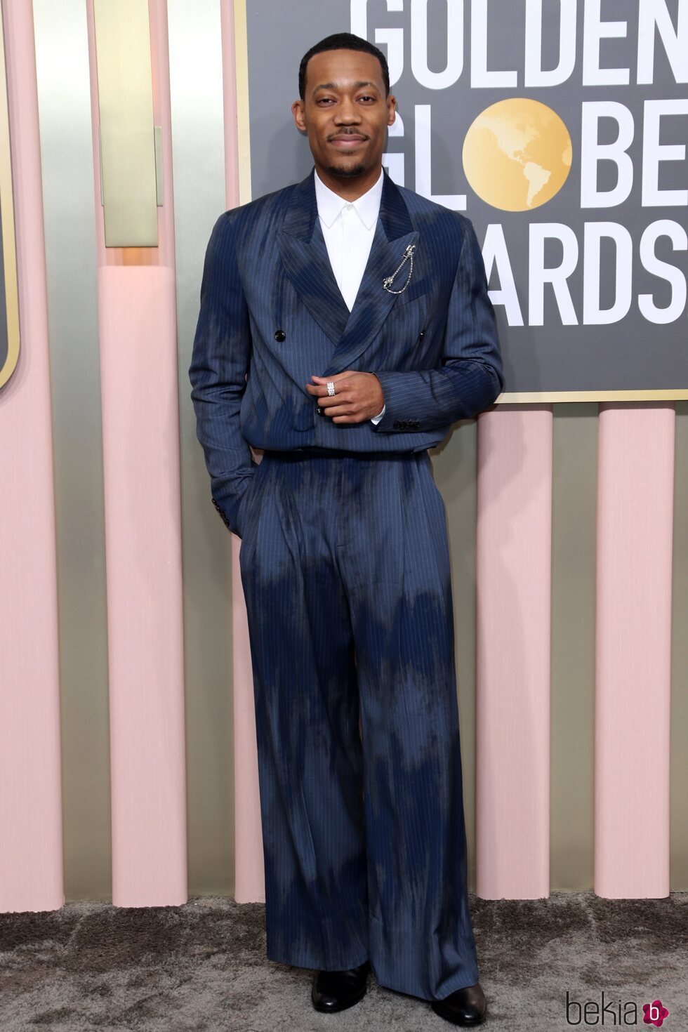 Tyler James Williams en la alfombra roja de los Globos de Oro 2023