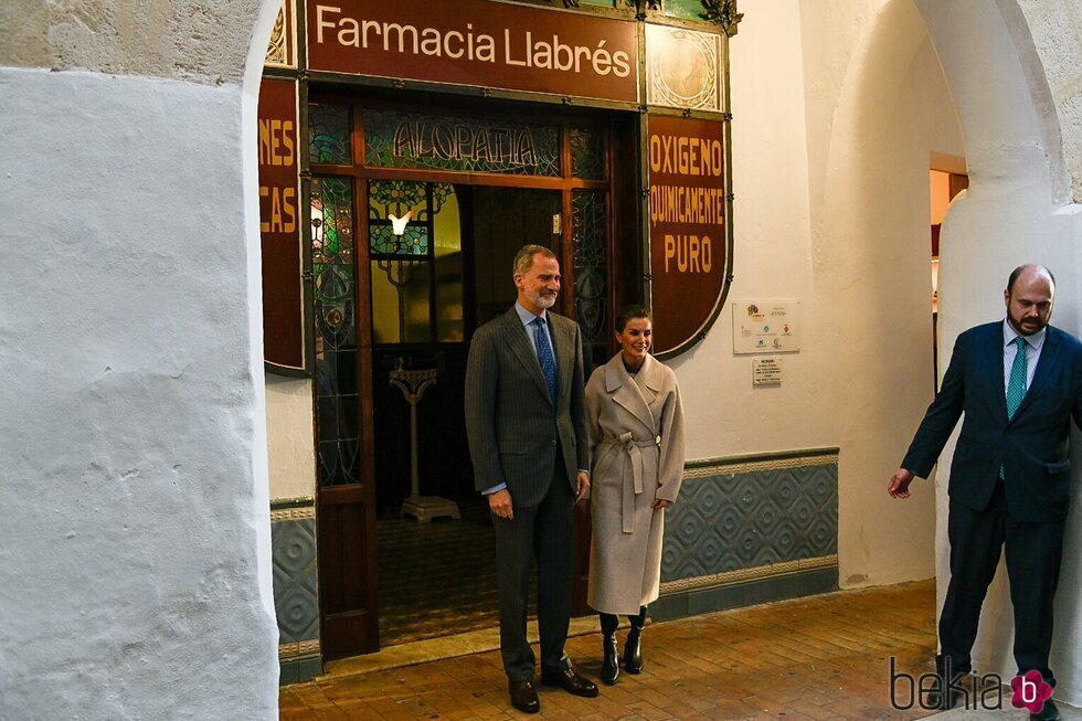 Los Reyes Felipe y Letizia en su visita a la Farmacia Llabrés de Menorca
