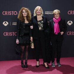 Sofía Cristo, Bárbara Rey y Chelo García Cortés en la premiere de 'Cristo y Rey'