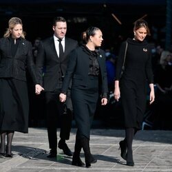 Tatiana de Grecia, Nina Flohr, Theodora de Grecia y Matthew Kumar en el funeral de Constantino de Grecia