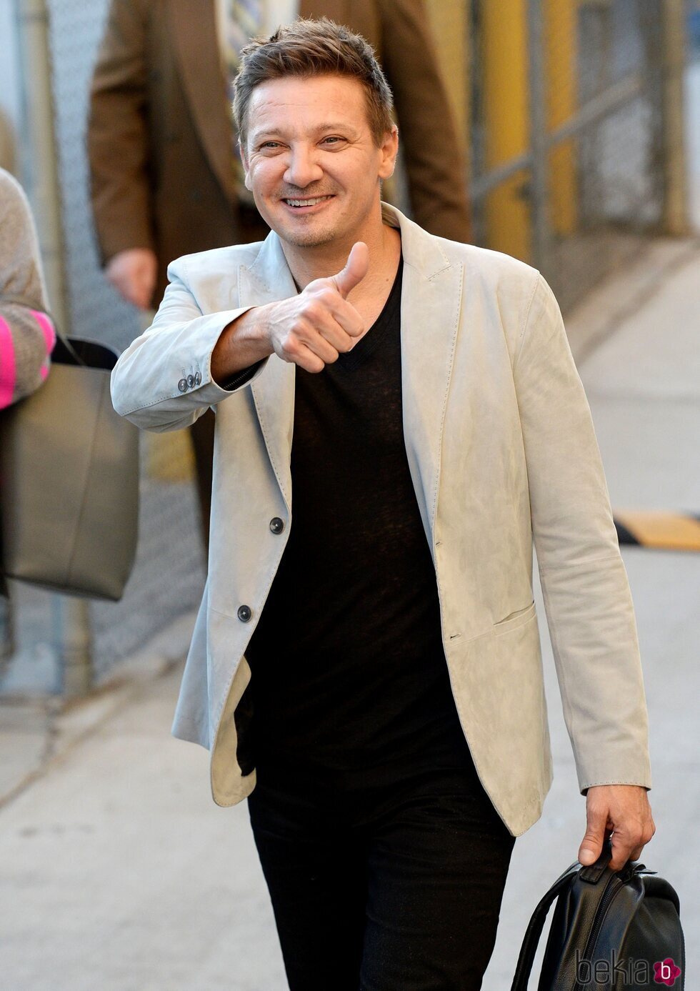 Jeremy Renner llega a un programa de televisión