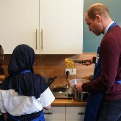 El Príncipe Guillermo cocinando pasta en su visita a Together as One