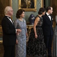 Victoria y Daniel de Suecia hablando con Sofia de Suecia en la cena de gala por el comienzo del año del Jubileo del Rey de Suecia