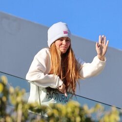 Shakira saludando a fans y la prensa desde su casa durante el cumpleaños de Milan