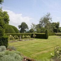 Jardín lateral de Chyknell Hall, el palacete inglés de Corinna Larsen en Inglaterra