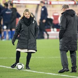Alberto de Mónaco y Camille Gottlieb jugando al fútbol en el Fight Aids Cup match