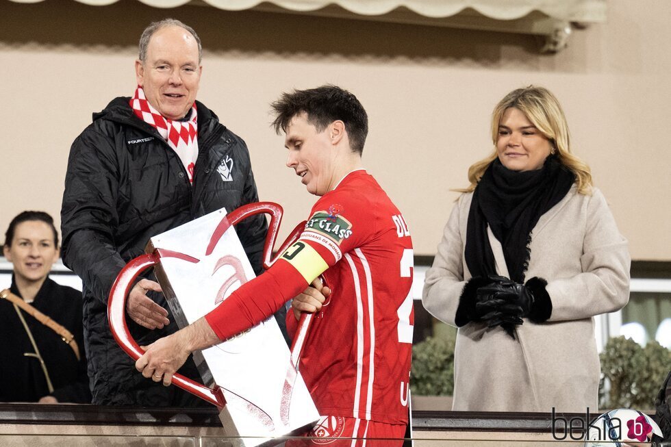 Alberto de Mónaco entrega el trofeo a Louis Ducruet como ganador del Fight Aids Cup match