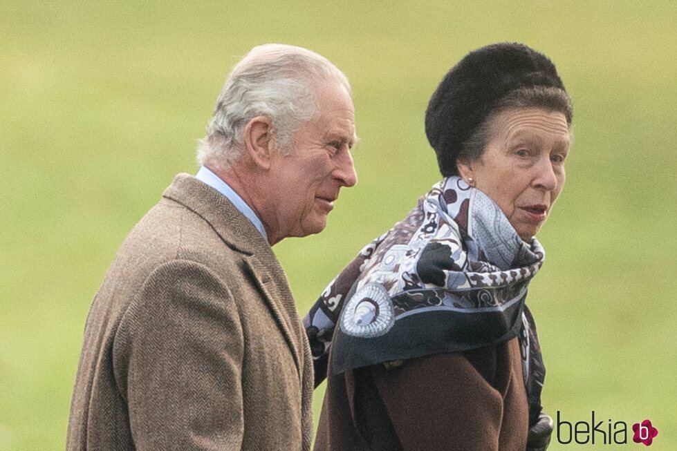El Rey Carlos y la Princesa Ana en misa en St Mary Magdalene Church en Sandringham